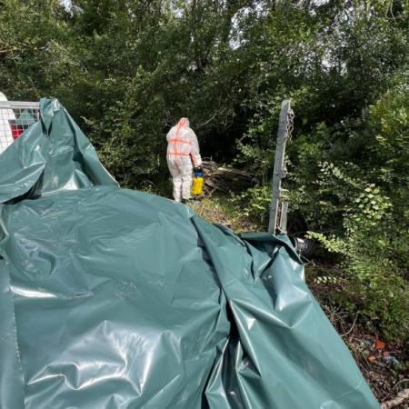 Collecte et évacuation de déchets amiantes sur des berges
